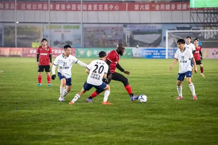 欧冠对决：阿森纳 VS 利物浦